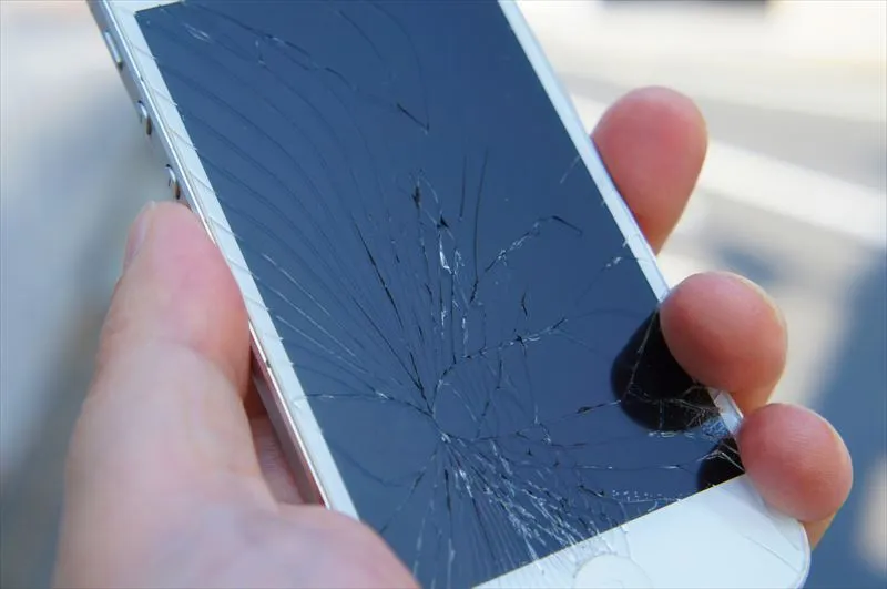 スマホの液晶割れを放置するとどうなる?